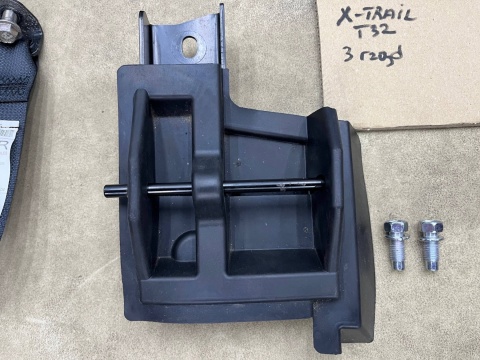 Fotele Nissan X-Trail III T32 Rogue 13-21r. przeróbka na 7 osobowy kanapa trzeci 3 rząd skórzana boczki mocowania pasy komplet