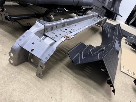 Fotele Nissan X-Trail III T32 Rogue 13-21r. przeróbka na 7 osobowy kanapa trzeci 3 rząd skórzana boczki mocowania pasy komplet