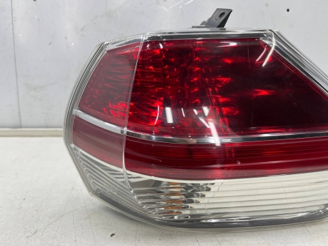 Lampa Nissan X-Trail III T32 Rogue 13-17r. Przedlift PRAWA tylna w błotnik oryginalna prawy tył EUROPA Koito 220-17939
