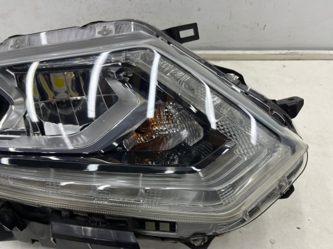 Lampa reflektor Nissan X-Trail III T32 Rogue 13-17r. Przedlift prawa przednia FULL LED Europa oryginal nieuszkodzona prawy przód