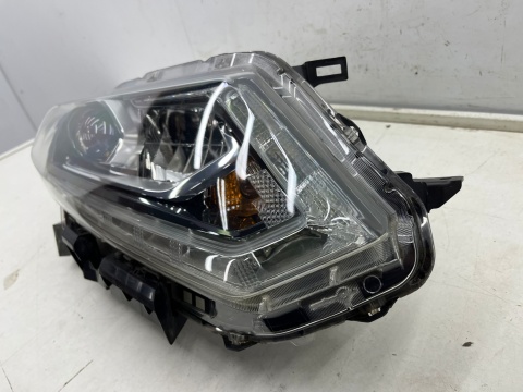 Lampa reflektor Nissan X-Trail III T32 Rogue 13-17r. Przedlift prawa przednia FULL LED Europa oryginal nieuszkodzona prawy przód