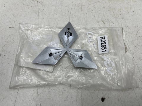 Znaczek Mitsubishi Colt VI 6 Z30 04-12r. NOWY znaczek emblemat na przedni zderzak w atrapę przód ORYGNALNY 6407a069