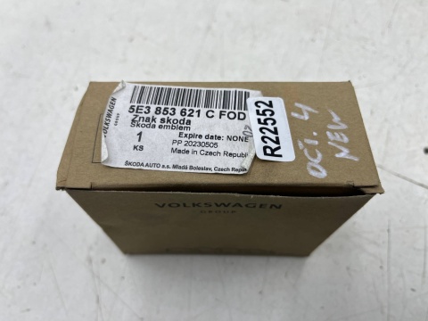 Znaczek Skoda Octavia IV 4 19r.- NOWY znaczek maski emblemat na przedni zderzak przód ORYGNALNY 5e3853621cfod