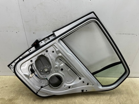 Drzwi VW Golf V 5 03-09r. LA7W 5D HB prawe tylne prawy tył gołe 1K6833312H