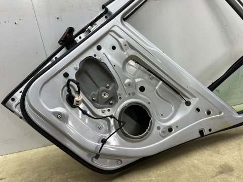 Drzwi VW Golf V 5 03-09r. LA7W 5D HB prawe tylne prawy tył gołe 1K6833312H