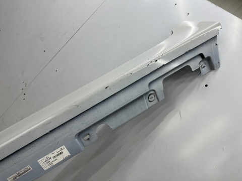 Listwa progowa BMW 5 F10 F11 sedan kombi 10-17r. lewa nakładka progu zewnętrzna kolor Mineralweiss lewy próg 7184773