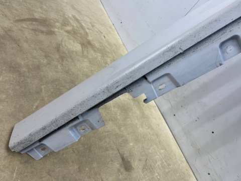 Listwa progowa BMW 5 F10 F11 sedan kombi 10-17r. lewa nakładka progu zewnętrzna kolor Mineralweiss lewy próg 7184773