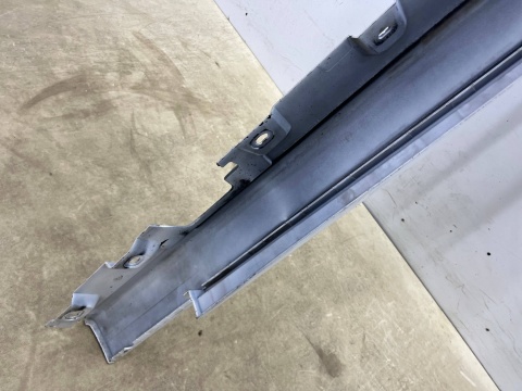 Listwa progowa BMW 5 F10 F11 sedan kombi 10-17r. lewa nakładka progu zewnętrzna kolor Mineralweiss lewy próg 7184773