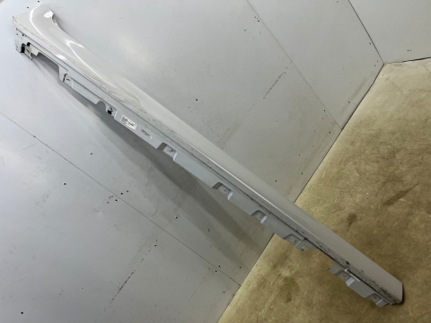 Listwa progowa BMW 5 F10 F11 sedan kombi 10-17r. prawa nakładka progu zewnętrzna kolor Mineralweiss prawy próg 7184774