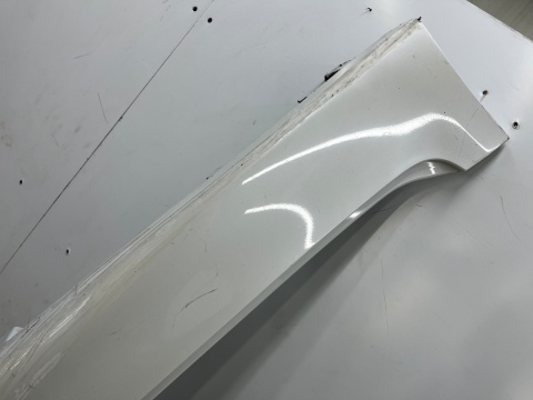 Listwa progowa BMW 5 F10 F11 sedan kombi 10-17r. prawa nakładka progu zewnętrzna kolor Mineralweiss prawy próg 7184774