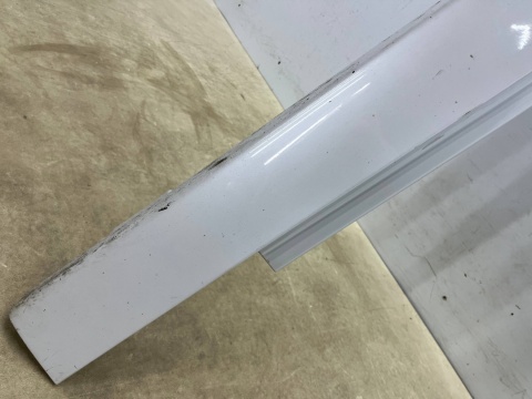 Listwa progowa BMW 5 F10 F11 sedan kombi 10-17r. prawa nakładka progu zewnętrzna kolor Mineralweiss prawy próg 7184774