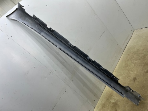 Listwa progowa BMW 5 F10 F11 sedan kombi 10-17r. prawa nakładka progu zewnętrzna kolor Mineralweiss prawy próg 7184774