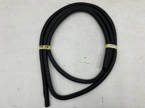 Uszczelka Nissan X-Trail III T32 Rogue 13-21r. guma prawych przednich drzwi prawy przód NIEUSZKODZONA