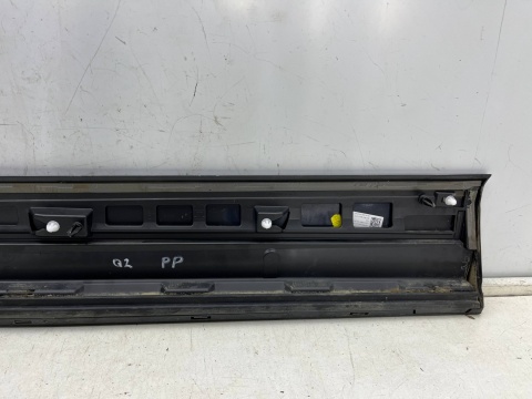 Listwa Audi Q2 GA 2016r.- PRAWA przednia dolna nakładka drzwi kolor LX7L prawy przód 81a853960b