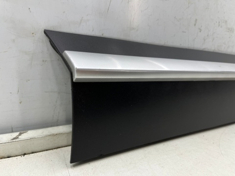 Listwa Mazda CX-3 CX3 14-21r. prawa przednia dolna nakładka drzwi prawy przód listewka srebrny połysk d10e-51rb1