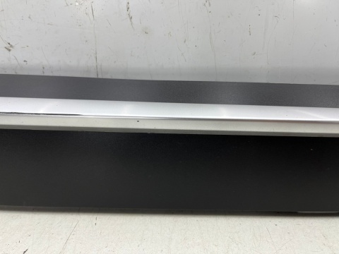 Listwa Mazda CX-3 CX3 14-21r. prawa przednia dolna nakładka drzwi prawy przód listewka srebrny połysk d10e-51rb1