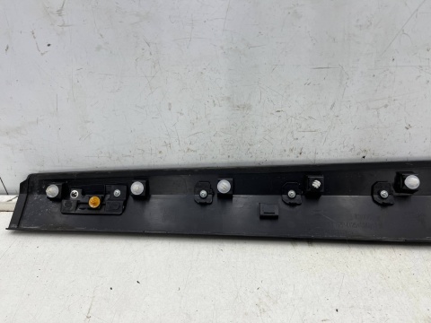 Listwa Mazda CX-3 CX3 14-21r. prawa przednia dolna nakładka drzwi prawy przód listewka srebrny połysk d10e-51rb1