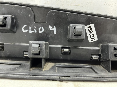 Listwa Renault Clio 4 IV 12-20r. lewa przednia dolna nakładka drzwi lewy przód 808777693r