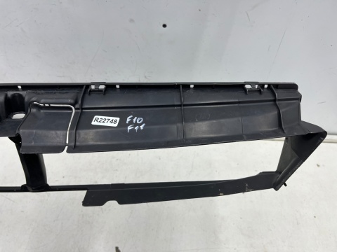 Osłona chłodnicy BMW 5 F10 F11 10-17r. dolna kierownica powietrza nakladka pasa przedniego dolny wlot 187798