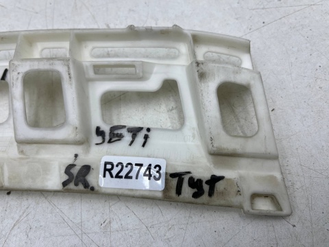 Ślizg Skoda Yeti 09-17r. tylny środkowy wspornik mocowanie zderzaka wzmocnienie 5l6807385