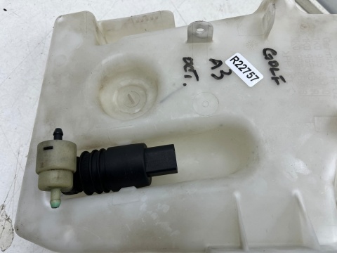 Zbiorniczek spryskiwaczy VW Caddy Golf Touran Audi A3 Leon Octavia 03-15r. zbiornik na płyn do szyby na jedną pompkę silniczek