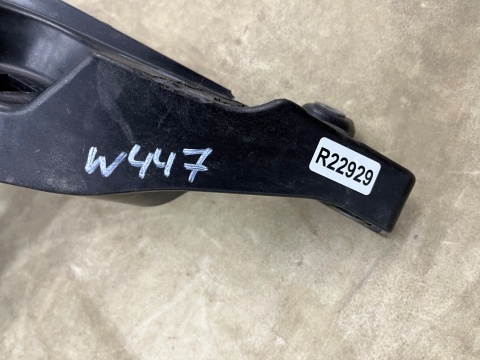 Pas przedni Mercedes Vito w447 14r.- wzmocnienie górne ramka okular oryginalne a4478801103