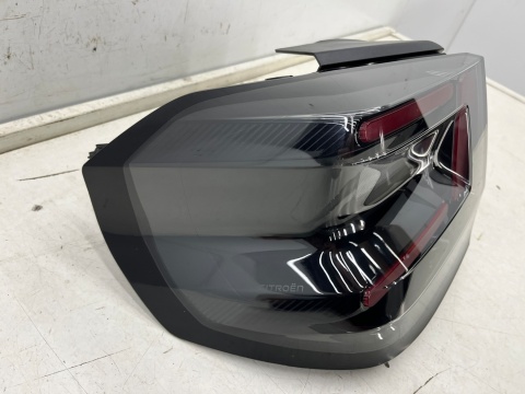 Lampa Citroen C3 IV e-C3 24r.- LEWA tylna ciemna czerwona w błotnik oryginalna lewy tył EUROPA 9845602580