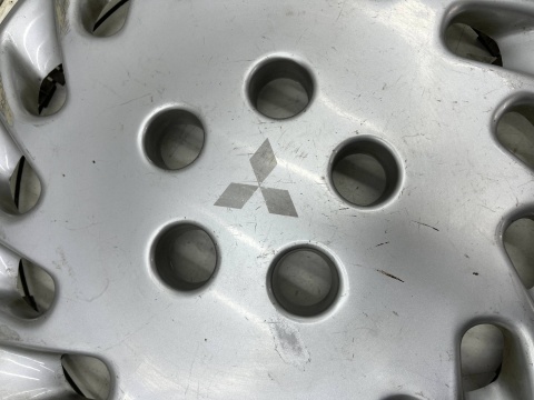 Kołpak Mitsubishi Sigma Galant 15 cali oryginalny r15 jedna sztuka aw324708