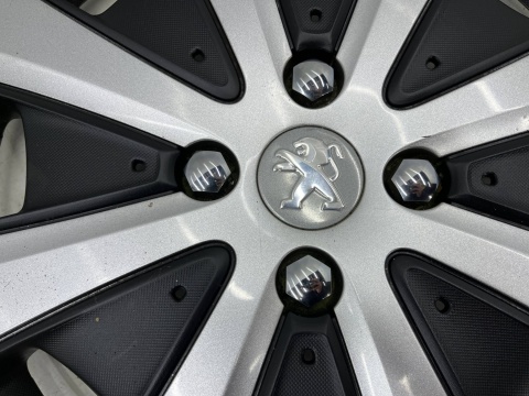 Kołpak Peugeot 208 12r.- 15 cali oryginalny r15 jedna sztuka 9673846477 9673846777