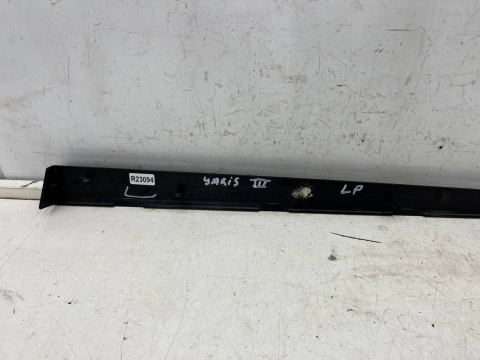 Listwa Toyota Yaris 3 III P13 LIFT Hybrid 17-20r. lewa przednia dolna listewka ozdobna nakładki drzwi lewy przód