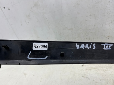 Listwa Toyota Yaris 3 III P13 LIFT Hybrid 17-20r. lewa przednia dolna listewka ozdobna nakładki drzwi lewy przód