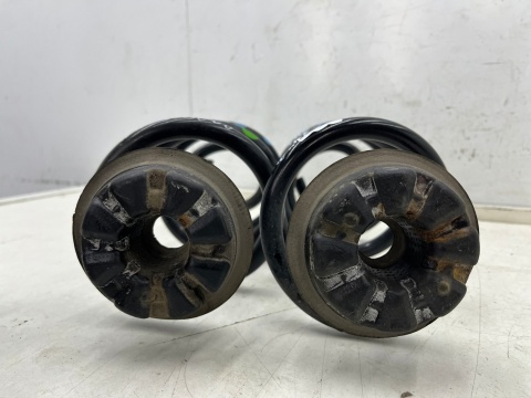 Sprężyna Nissan X-Trail III T32 Rogue 13-21r. sprężyny tylnego zawieszenia tył komplet