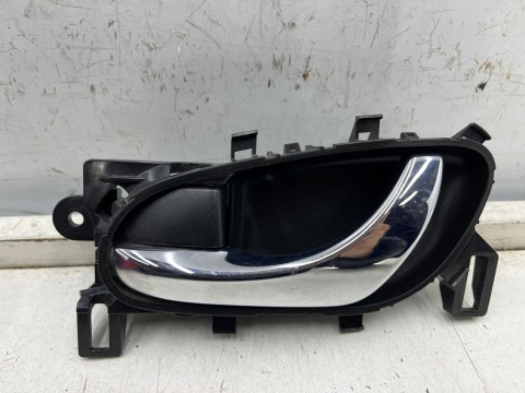 Klamka Nissan X-Trail III T32 Rogue 13-21r. lewa przednia wewnętrzna rączka uchwyt drzwi CHROM lewy przód