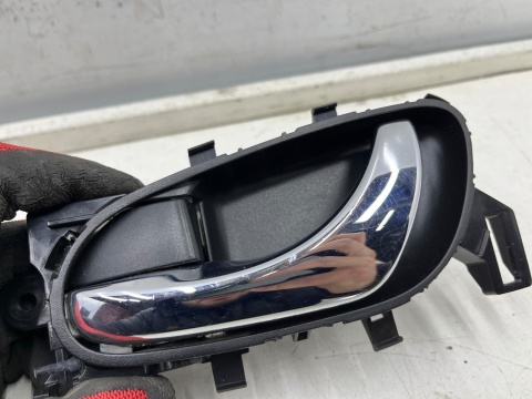 Klamka Nissan X-Trail III T32 Rogue 13-21r. lewa przednia wewnętrzna rączka uchwyt drzwi CHROM lewy przód