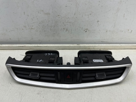 Kratka nawiewu Nissan X-Trail III T32 Rogue 13-21r. środkowa nadmuchu deski wnętrza