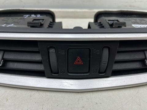 Kratka nawiewu Nissan X-Trail III T32 Rogue 13-21r. środkowa nadmuchu deski wnętrza