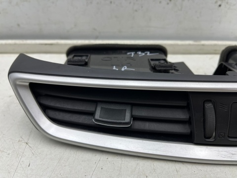 Kratka nawiewu Nissan X-Trail III T32 Rogue 13-21r. środkowa nadmuchu deski wnętrza