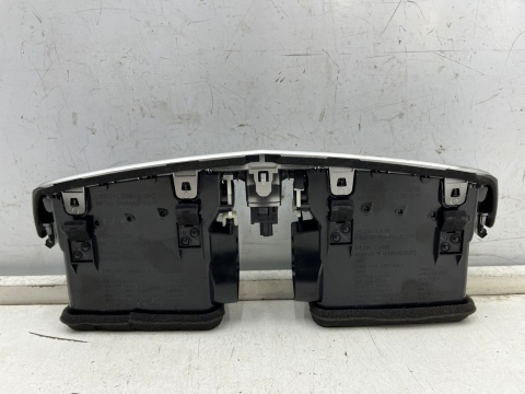 Kratka nawiewu Nissan X-Trail III T32 Rogue 13-21r. środkowa nadmuchu deski wnętrza