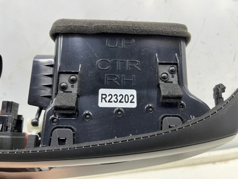 Kratka nawiewu Nissan X-Trail III T32 Rogue 13-21r. środkowa nadmuchu deski wnętrza