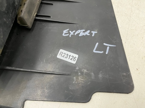 Osłona podwozia Fiat Scudo II Expert II Tepee Proace 06-16r. lewa osłona dolna tylnej belki zawieszenia 1401148580