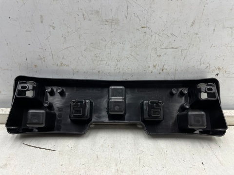 Podkładka pod tablicę zderzaka Mazda 6 III GJ GL 12-24r. przednia podstawa tablicy rejestracyjnej NOWA oryginalna przód