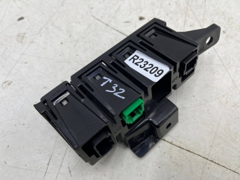 Przełącznik Nissan X-Trail III T32 Rogue 13-21r. przycisk otwierania elektrycznej klapy bagażnika trakcja blokada drzwi