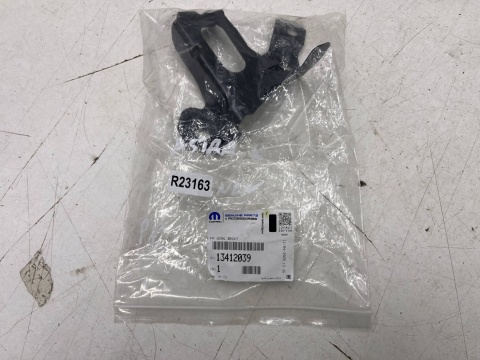 Mocowanie błotnika Opel Astra K 15-22r. NOWE prawe przednie wspornik podpora prawy przód 13412039