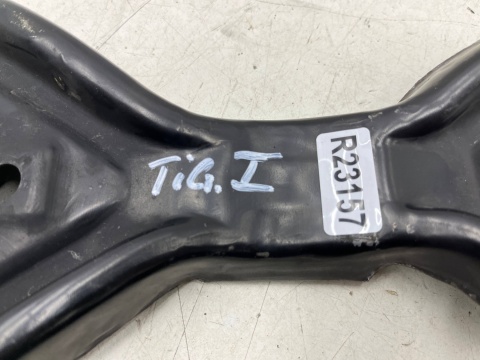 Pas przedni VW Tiguan I 5n0 07-16r. środkowe przednie mocowanie zamka maski łącznik pasa wspornik zaczep przód