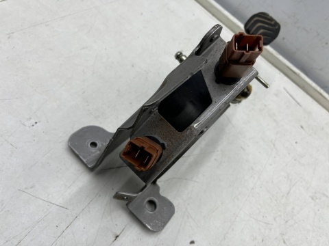 Pedał sprzęgła Nissan X-Trail III T32 Rogue 13-21r. czujnik EUROPA 465034208r