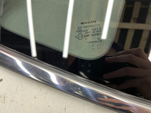 Szyba boczna Nissan X-Trail III T32 Rogue 13-21r. trójkąt prawa tylna karoseryjna ciemna prawy tył oryginalna