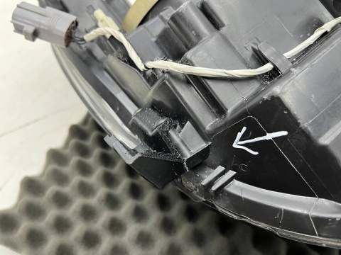 Lampa reflektor Peugeot 108 12-22r. lewa przednia soczewka LED pasek ORYGINALNA Europa lewy przód 90026268