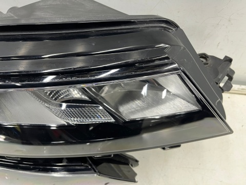 Lampa reflektor Skoda Kodiaq I 16-19r. PRAWA przednia zwykła na żarówki pasek DRL LED prawy przód Europa 566941016b