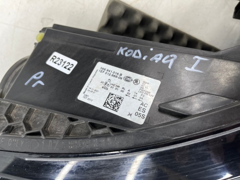 Lampa reflektor Skoda Kodiaq I 16-19r. PRAWA przednia zwykła na żarówki pasek DRL LED prawy przód Europa 566941016b