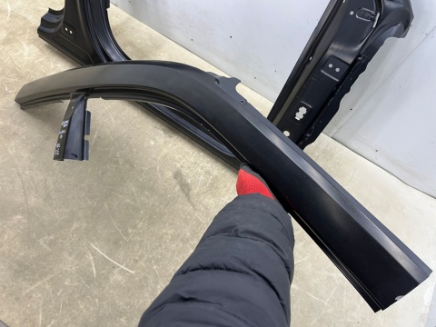 Poszycie Lamborghini Urus 18r.- prawy próg słupek A B środkowy ćwiartka rama drzwi reperaturka NOWA oryginalna 4ml810102